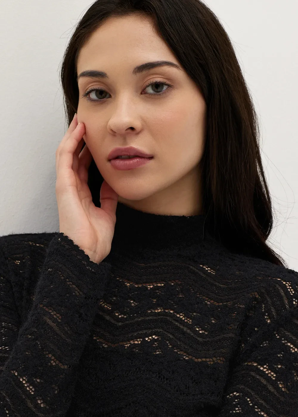 BRIGITTA STRETCH LACE TURTLE NECK TOP
