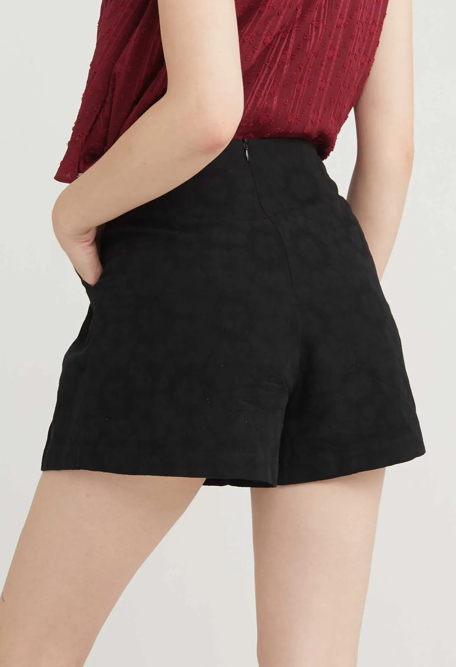 CHERRY BLOSSOM WIDE LEG PLEATED SHORTS [BLACK]