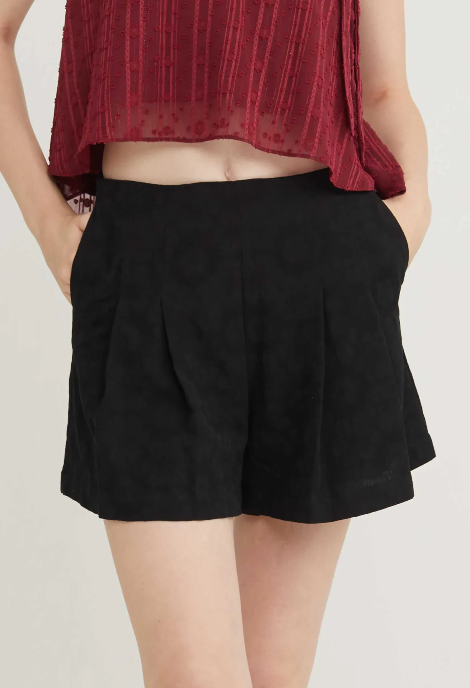CHERRY BLOSSOM WIDE LEG PLEATED SHORTS [BLACK]