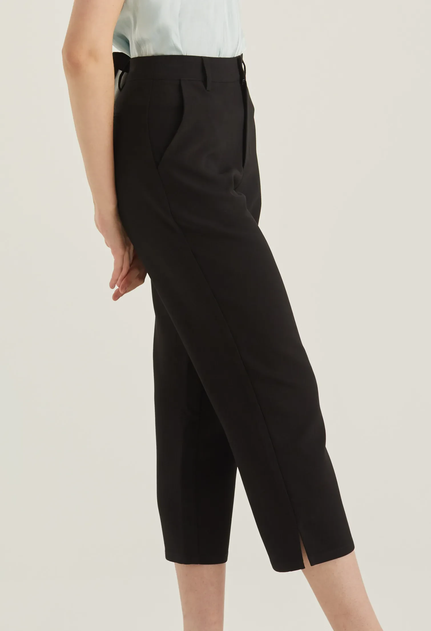 CROPPED OFFICE STRAIGHT CUT TROUSERS [BLACK]