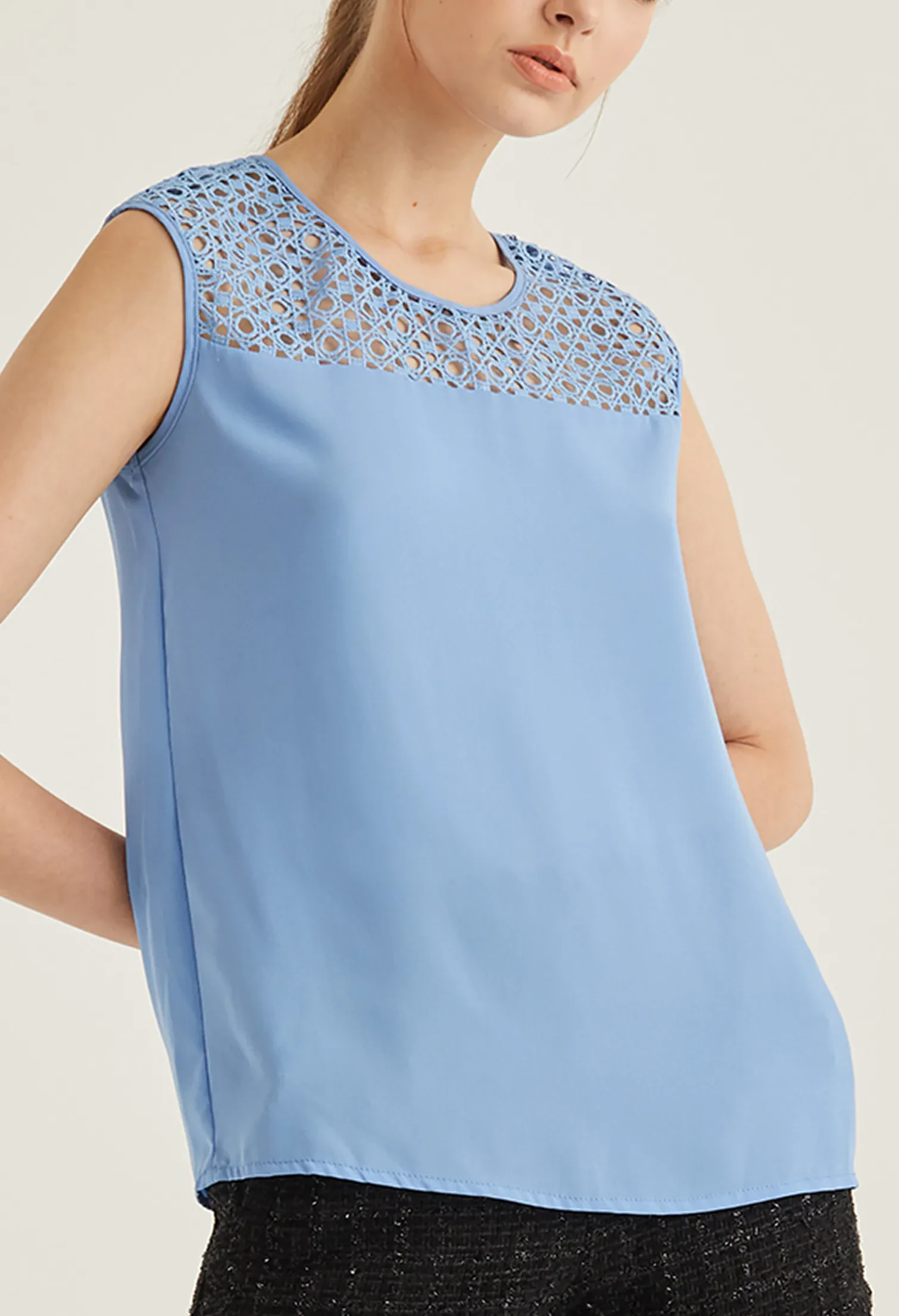 EYELET PEEK-A-BOO SHOULDER DETAIL SLEEVELESS BLOUSE [BLUE]