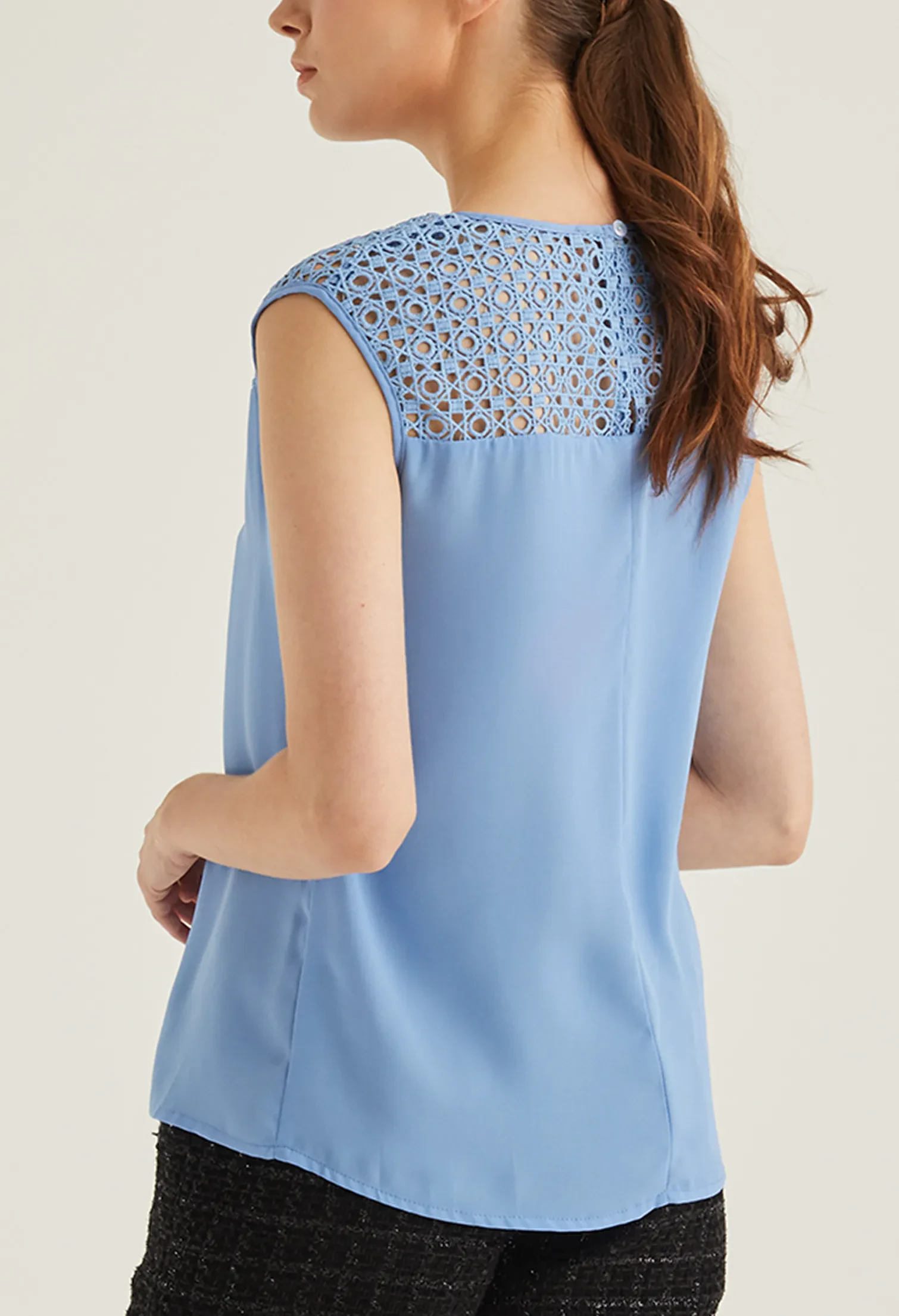 EYELET PEEK-A-BOO SHOULDER DETAIL SLEEVELESS BLOUSE [BLUE]