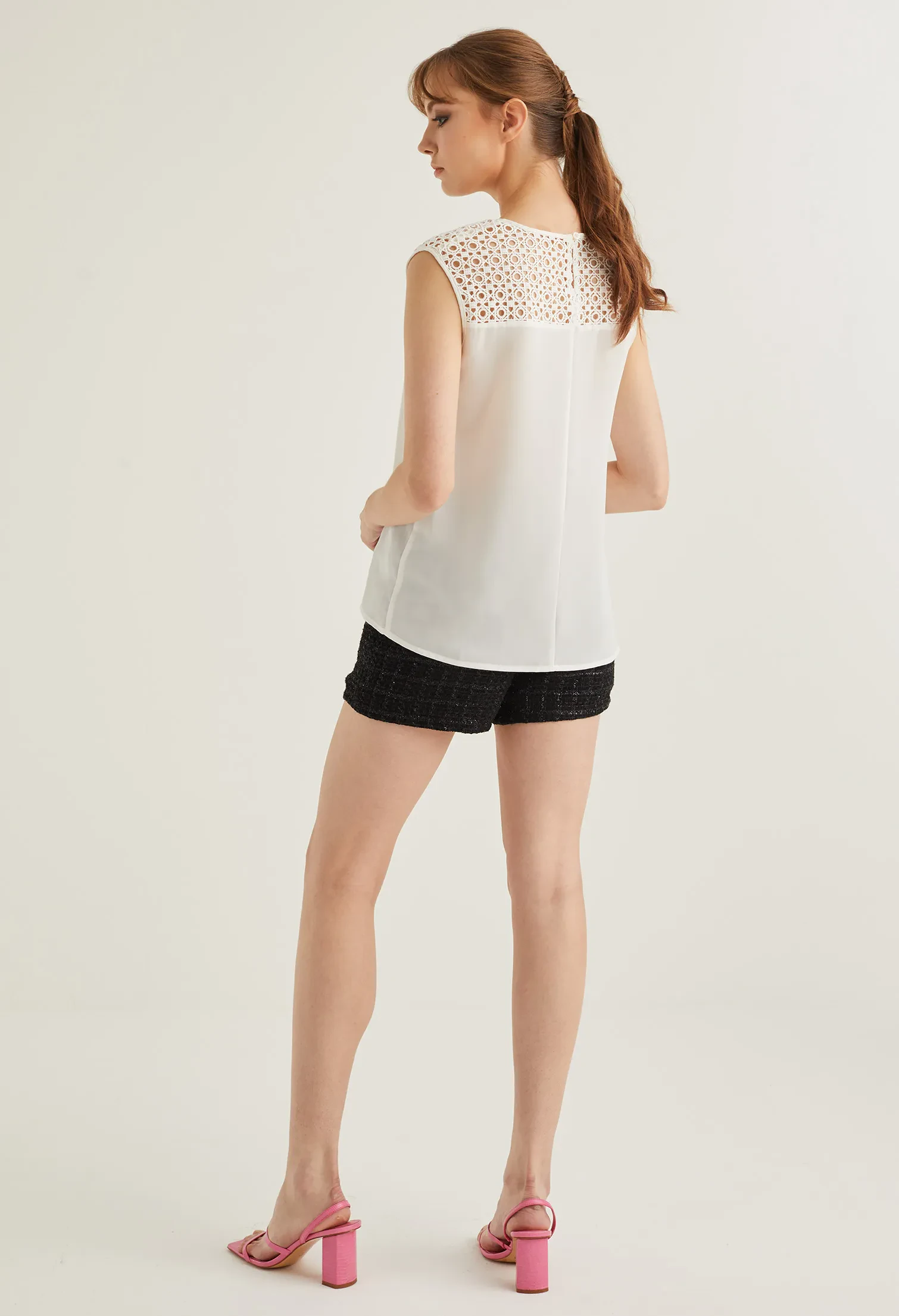 EYELET PEEK-A-BOO SHOULDER DETAIL SLEEVELESS BLOUSE [OFF WHITE]