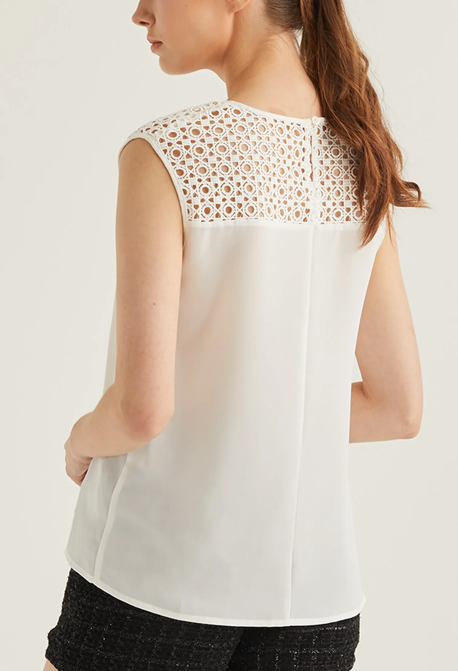 EYELET PEEK-A-BOO SHOULDER DETAIL SLEEVELESS BLOUSE [OFF WHITE]