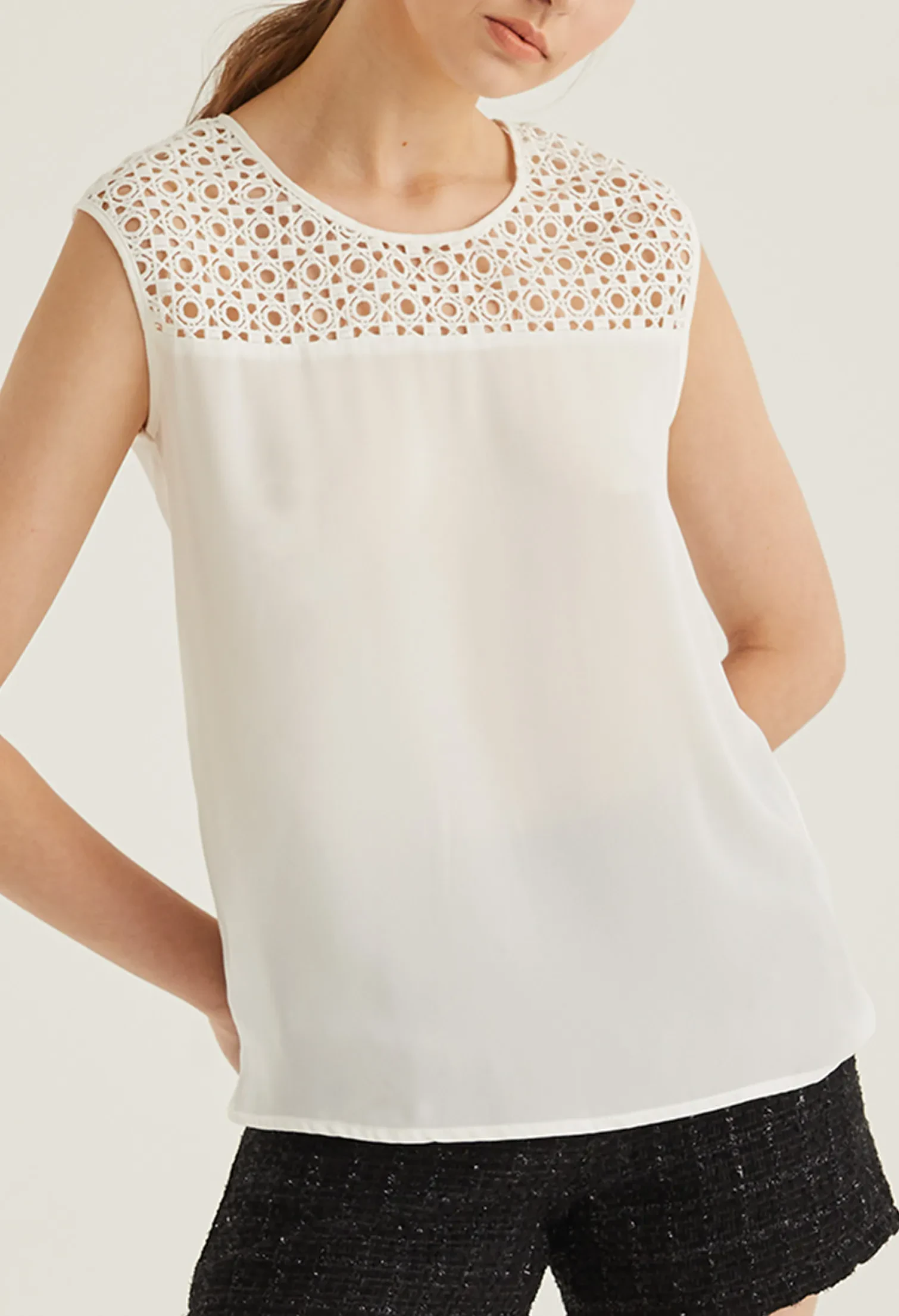 EYELET PEEK-A-BOO SHOULDER DETAIL SLEEVELESS BLOUSE [OFF WHITE]