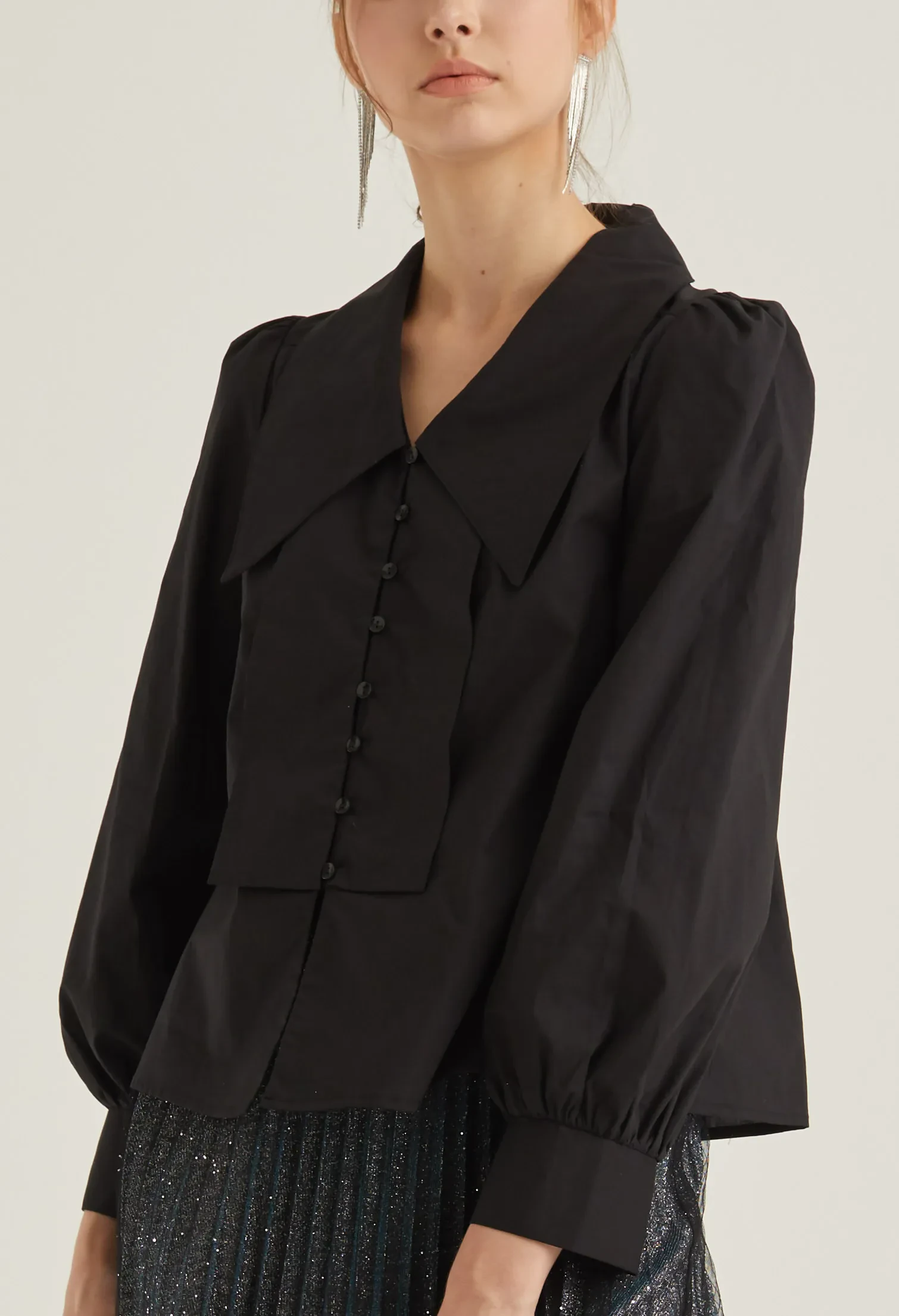 JENNIE BUTTON FRONT PANEL DETAIL BLOUSE [BLACK]