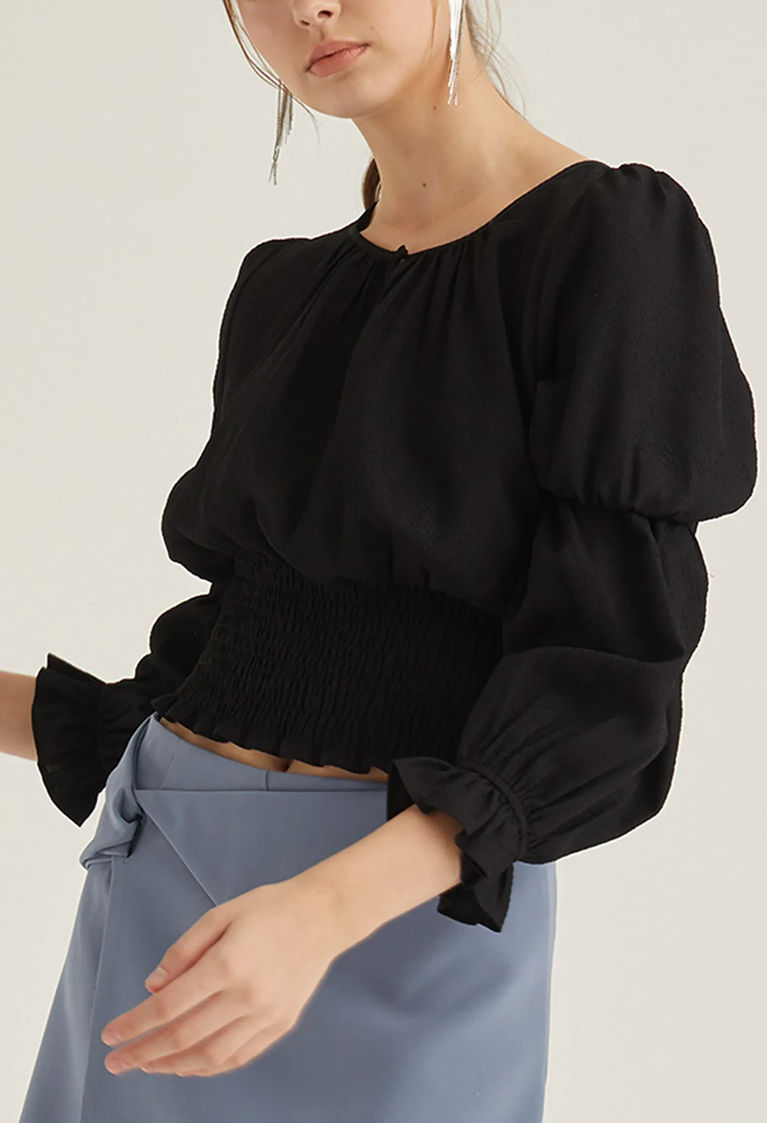KEY HOLE DOUBLE PUFF SLEEVE BLOUSE [BLACK]