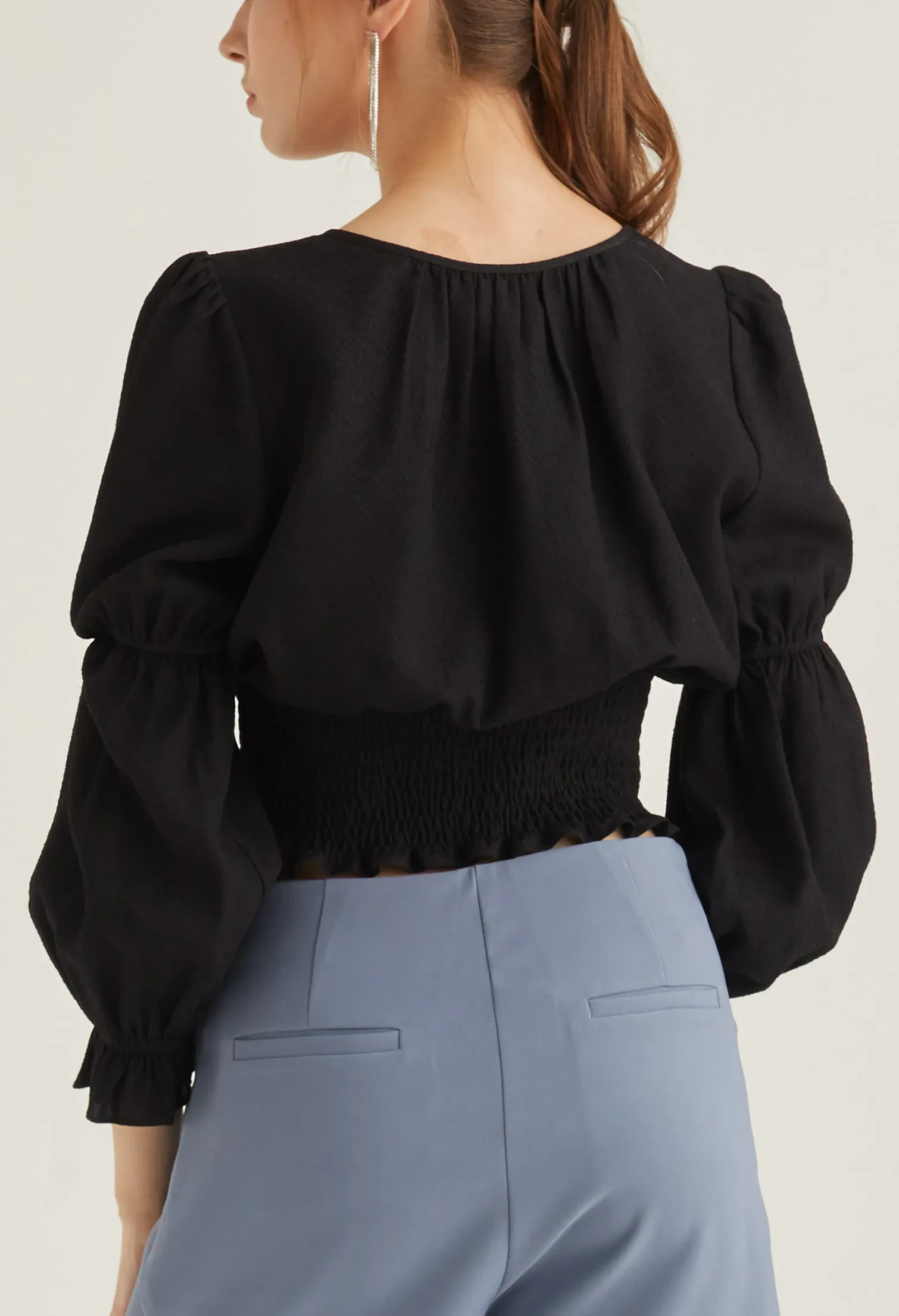 KEY HOLE DOUBLE PUFF SLEEVE BLOUSE [BLACK]