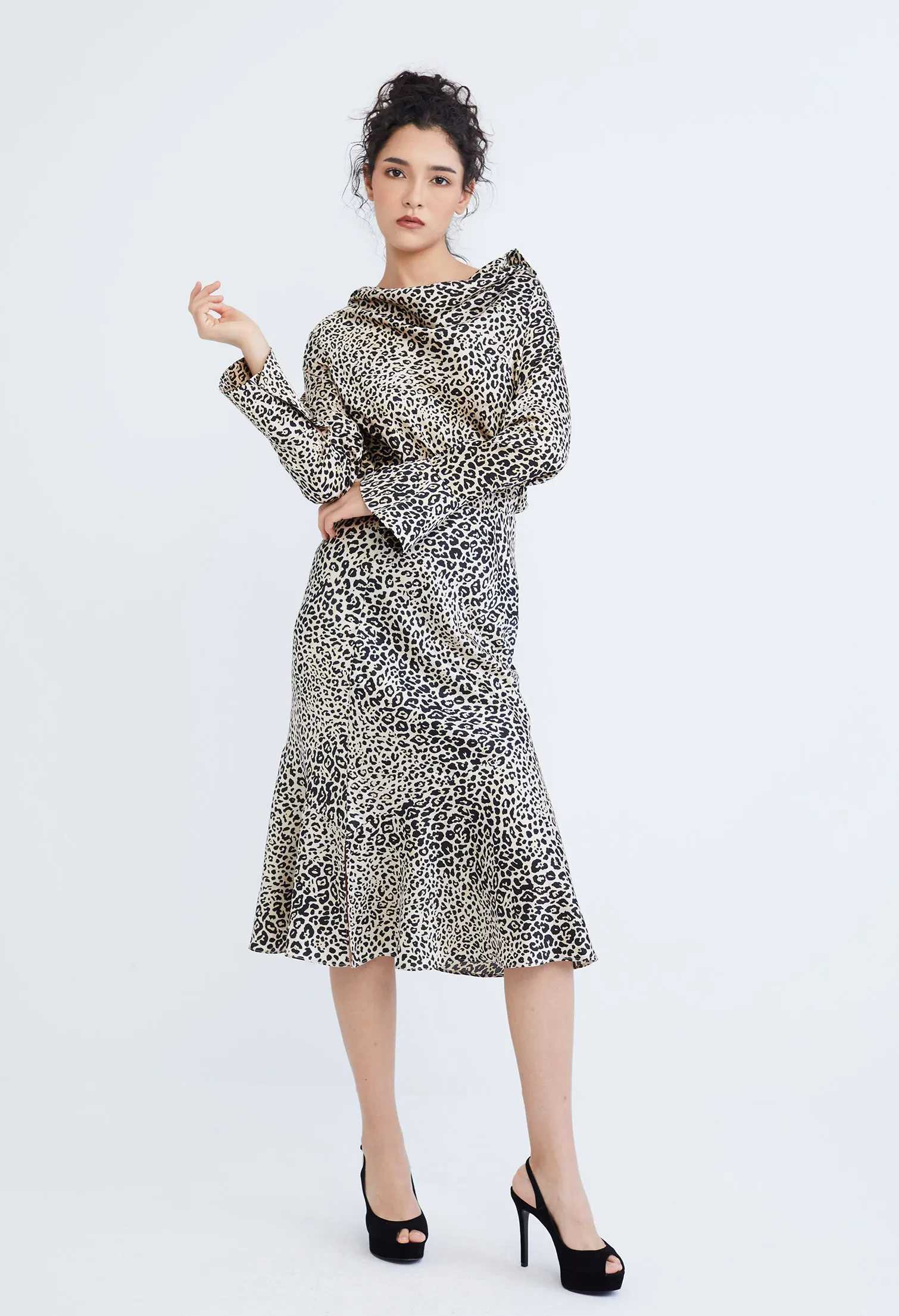 LEOPARD SPOTTED SATIN SLIP SKIRT [BLACK]