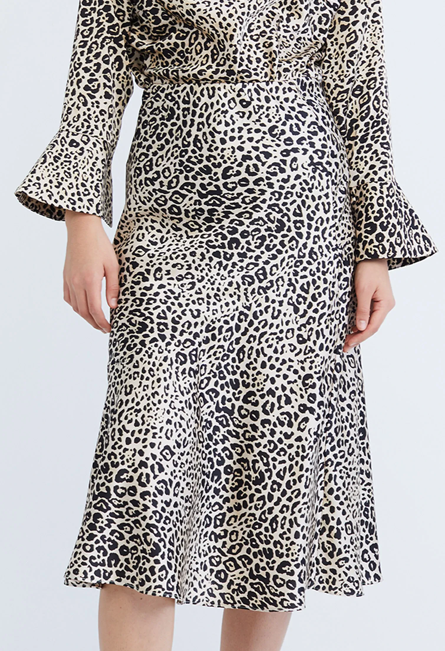 LEOPARD SPOTTED SATIN SLIP SKIRT [BLACK]
