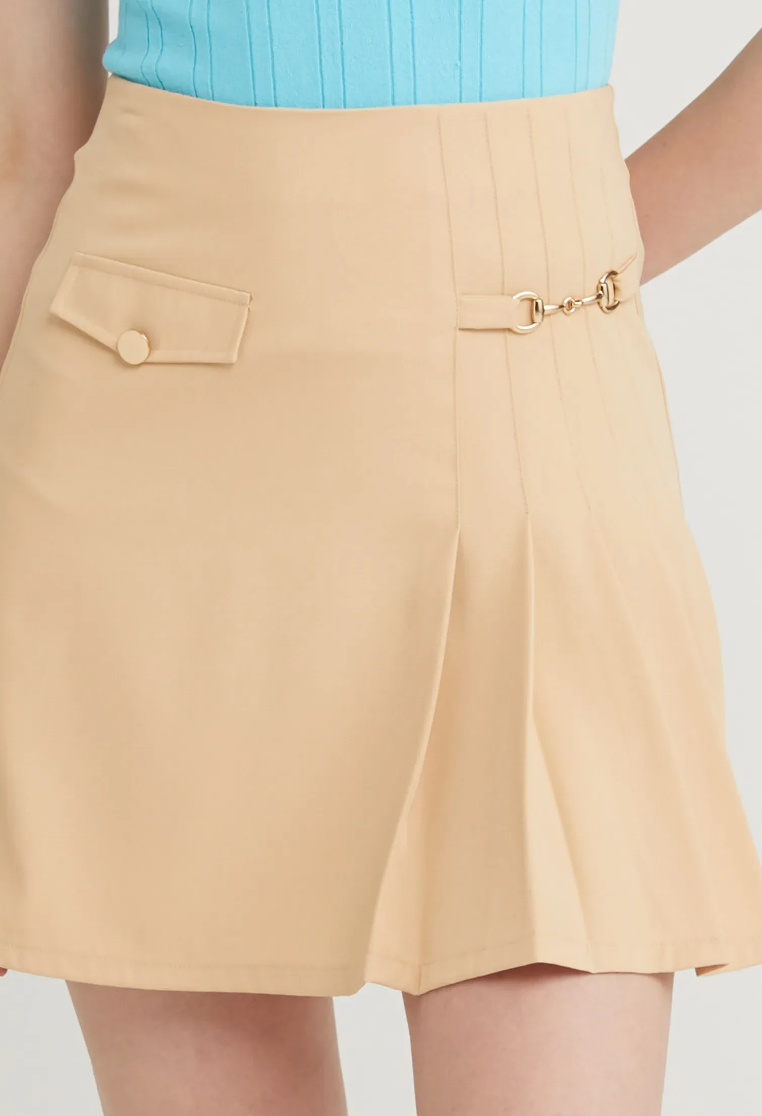 PLEATED ACCENT UTILITY SKIRT [SAND]
