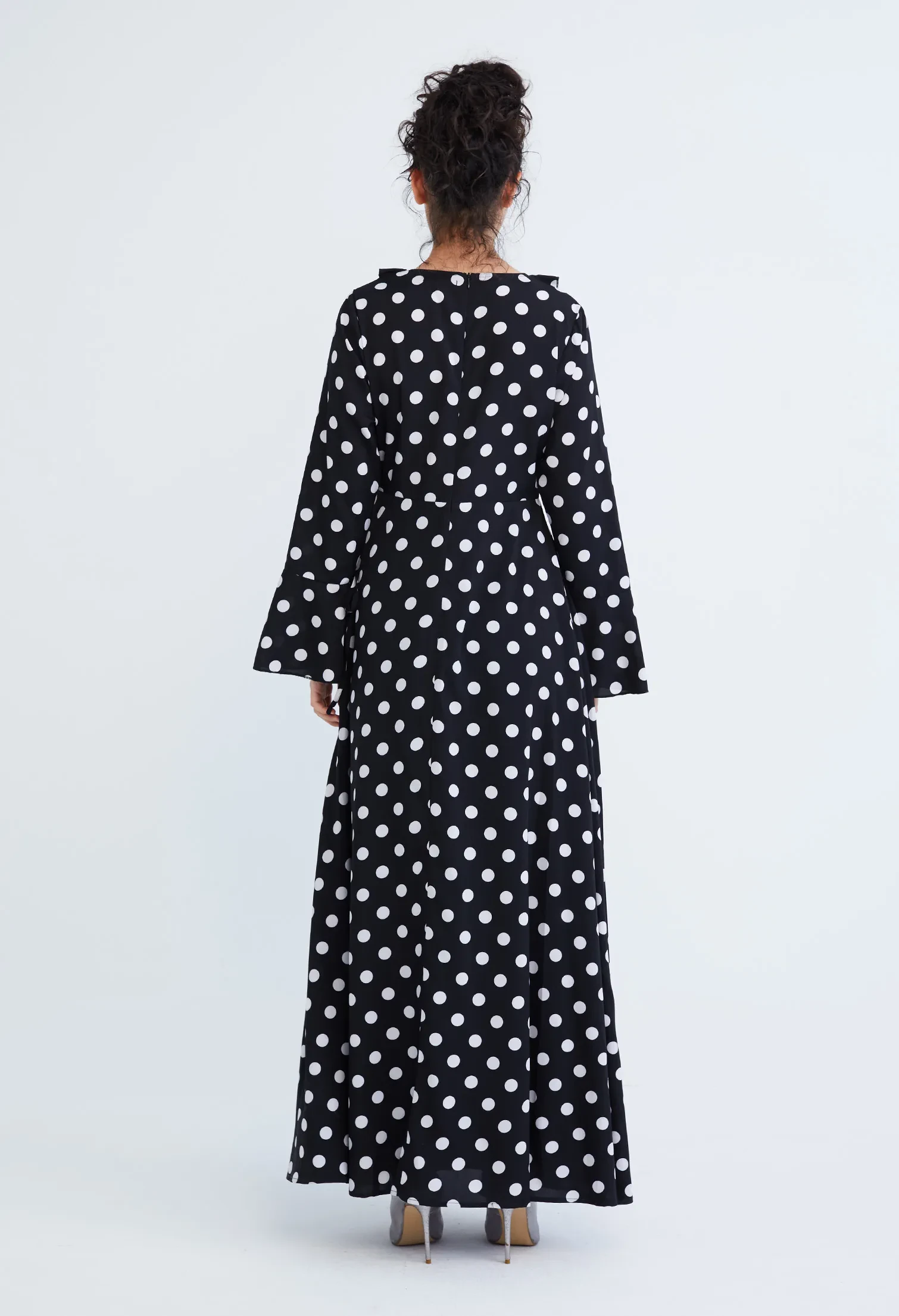 POLKA DOT RUFFLED V-NECKLINE MAXI DRESS [BLACK]