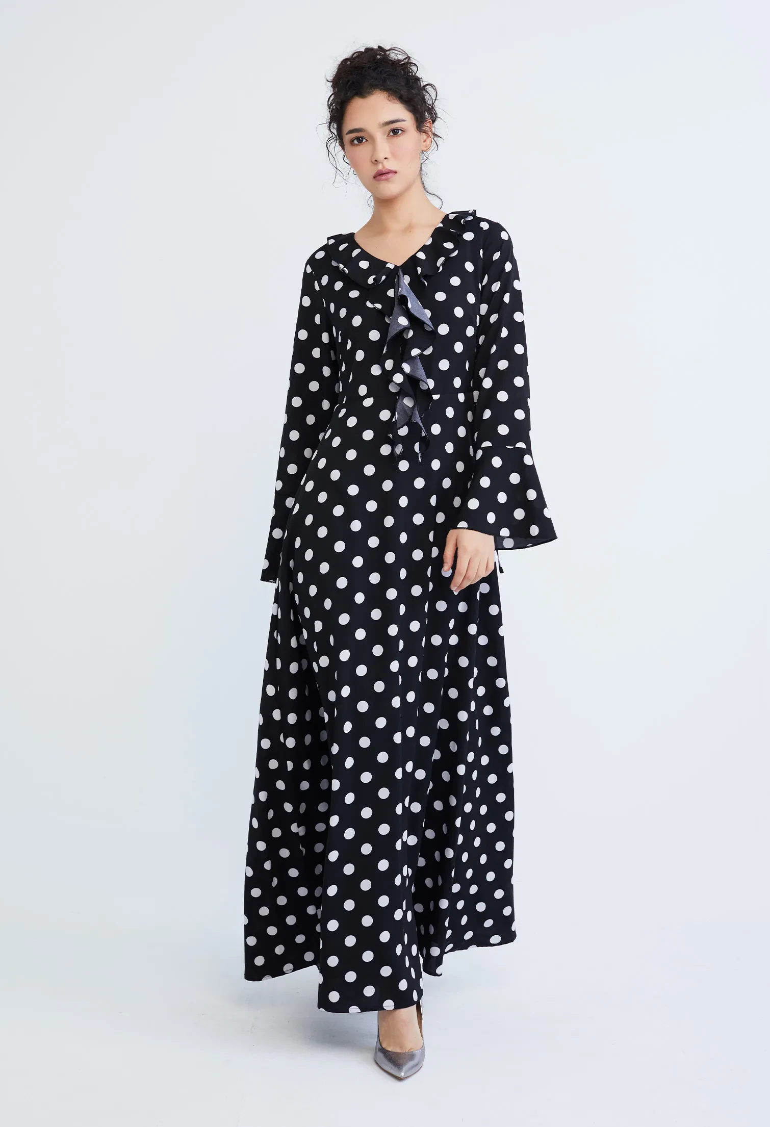 POLKA DOT RUFFLED V-NECKLINE MAXI DRESS [BLACK]