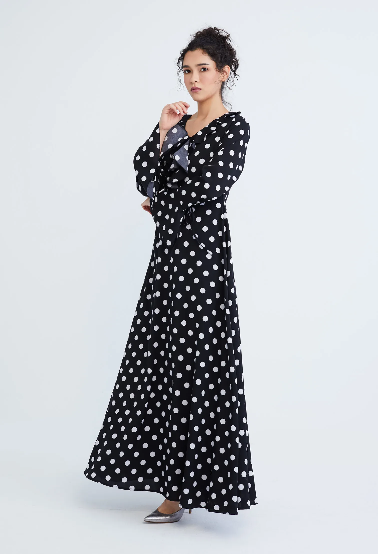POLKA DOT RUFFLED V-NECKLINE MAXI DRESS [BLACK]