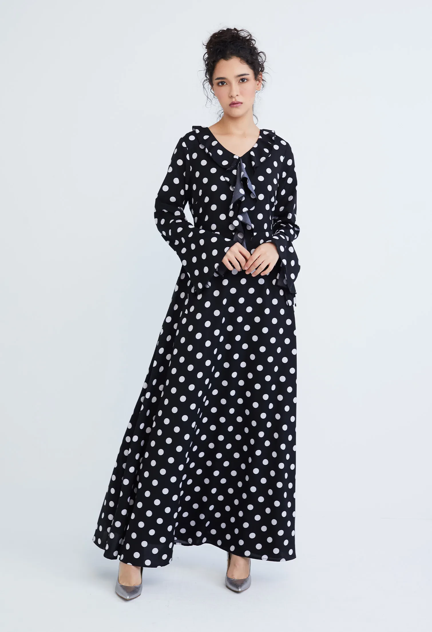 POLKA DOT RUFFLED V-NECKLINE MAXI DRESS [BLACK]