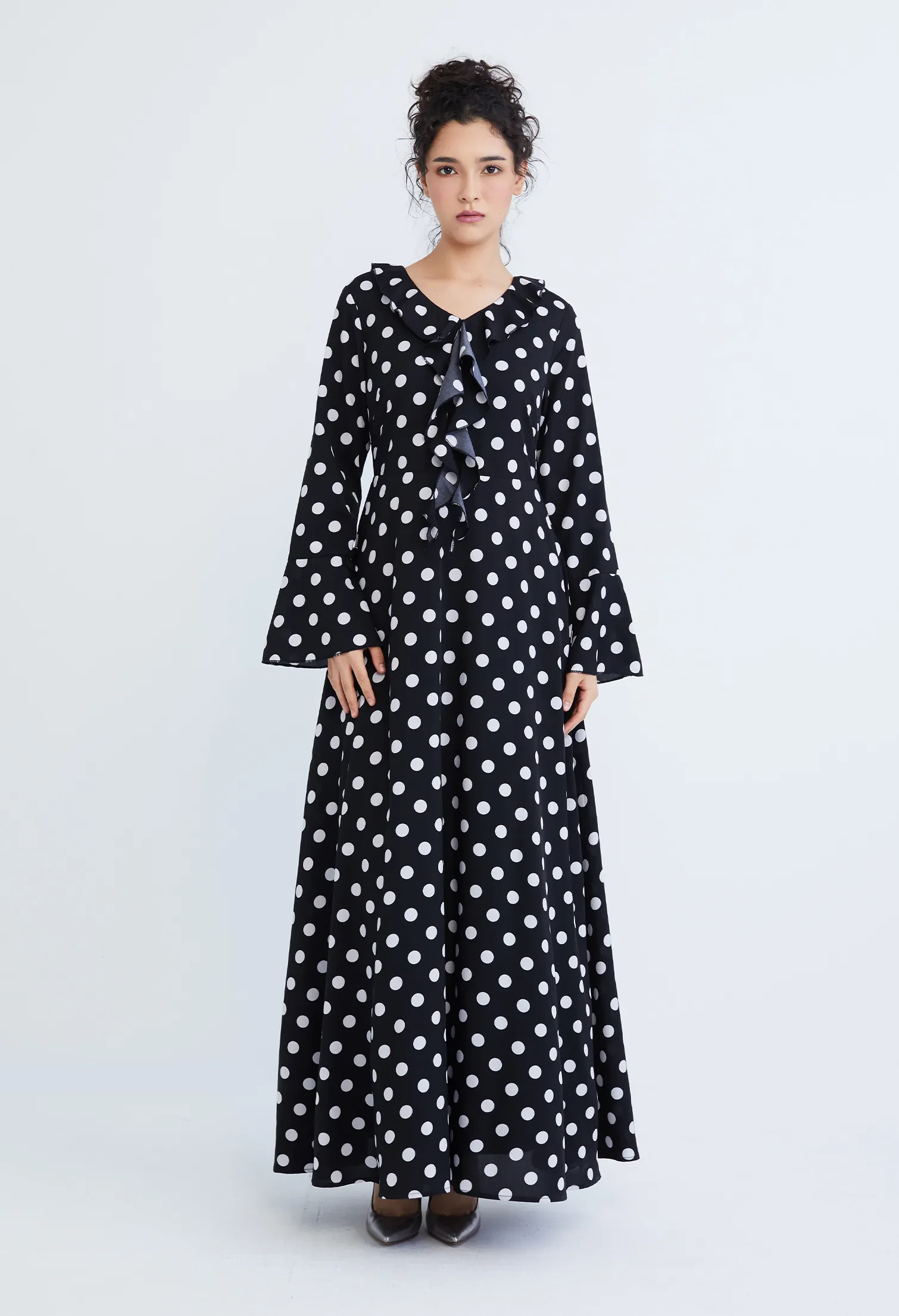 POLKA DOT RUFFLED V-NECKLINE MAXI DRESS [BLACK]