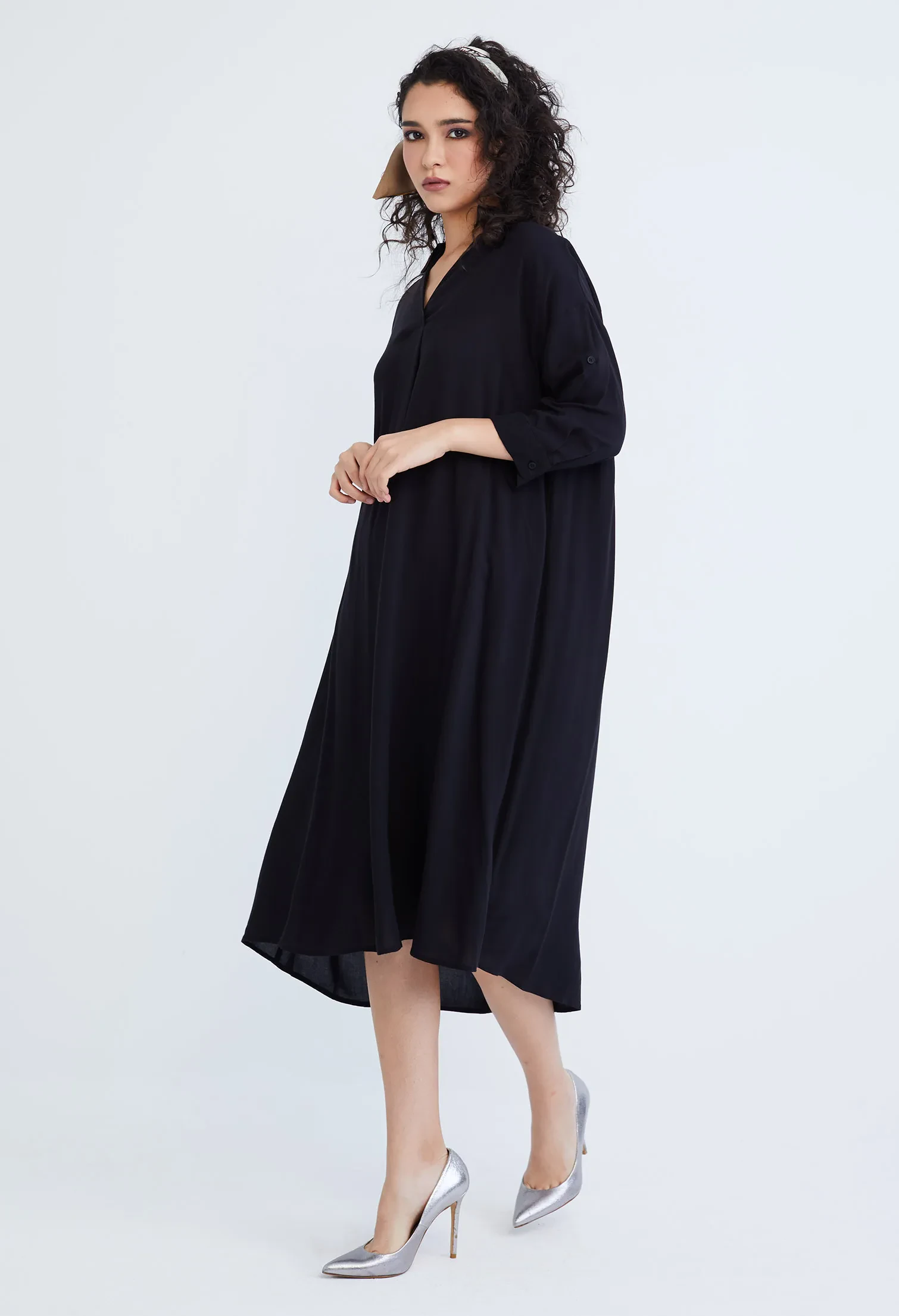 SLIP-ON DRESS WITH FOLDED CUFF SLEEVE [BLACK]