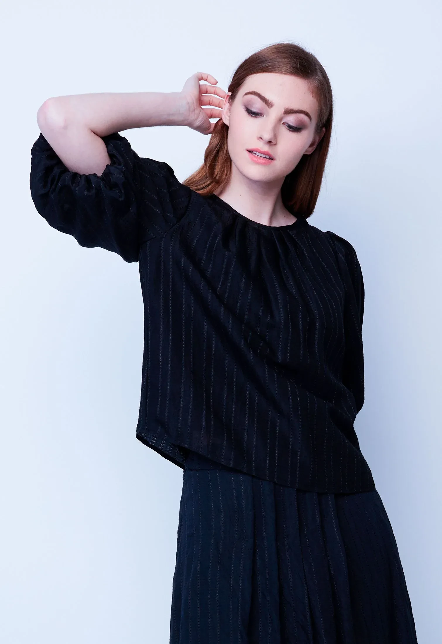 THREAD STRIPE BALLOON SLEEVE TOP [BLACK]