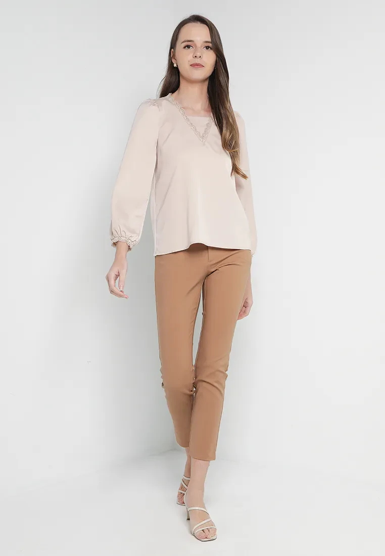 V-NECK BLOUSE WITH LACE TRIMMING IN BEIGE