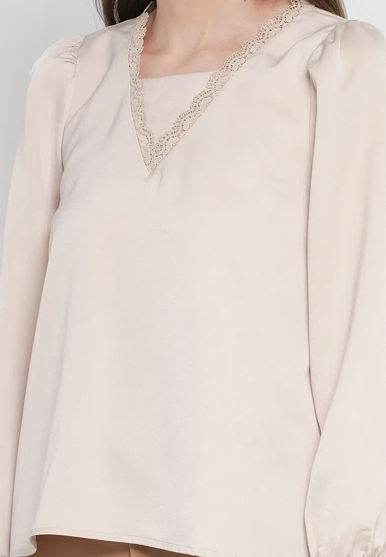 V-NECK BLOUSE WITH LACE TRIMMING IN BEIGE