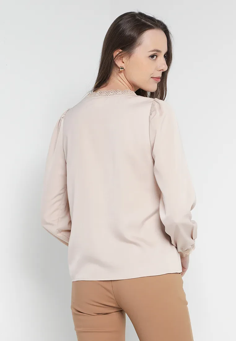 V-NECK BLOUSE WITH LACE TRIMMING IN BEIGE