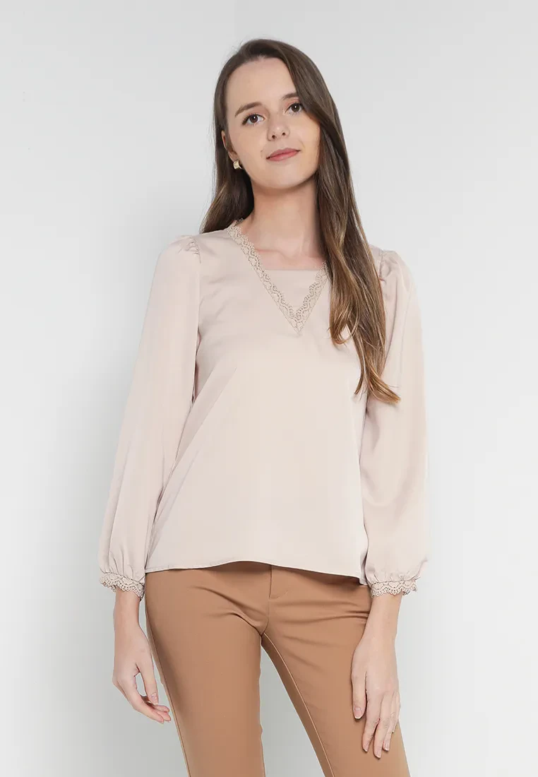 V-NECK BLOUSE WITH LACE TRIMMING IN BEIGE