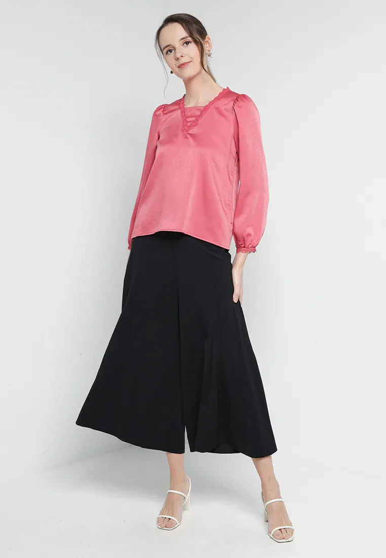 V-NECK BLOUSE WITH LACE TRIMMING IN RASPBERRY
