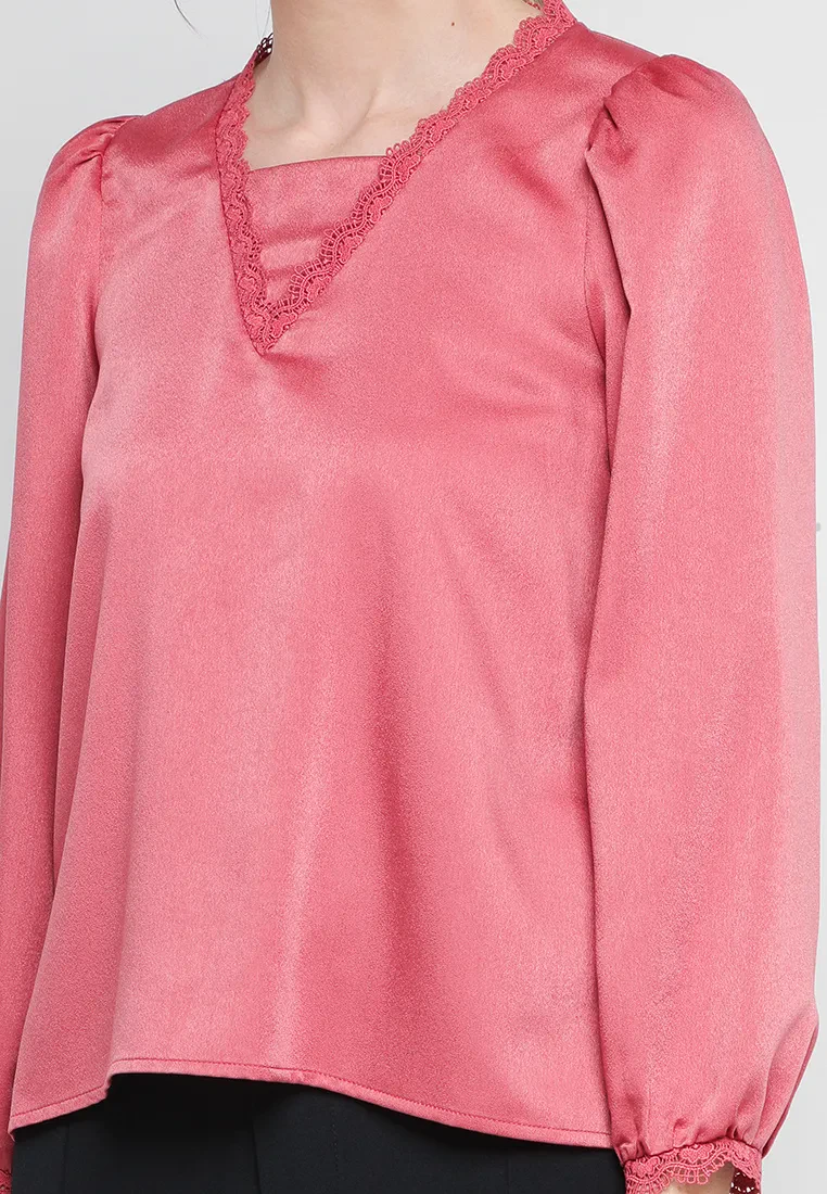 V-NECK BLOUSE WITH LACE TRIMMING IN RASPBERRY