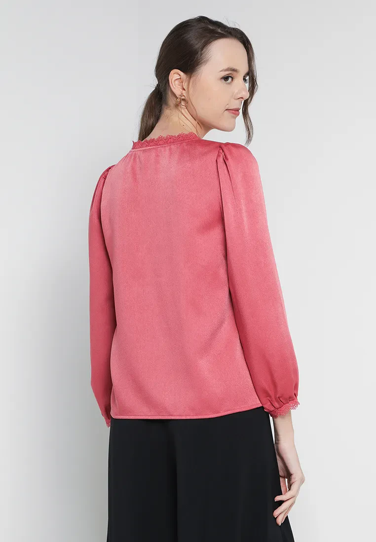 V-NECK BLOUSE WITH LACE TRIMMING IN RASPBERRY