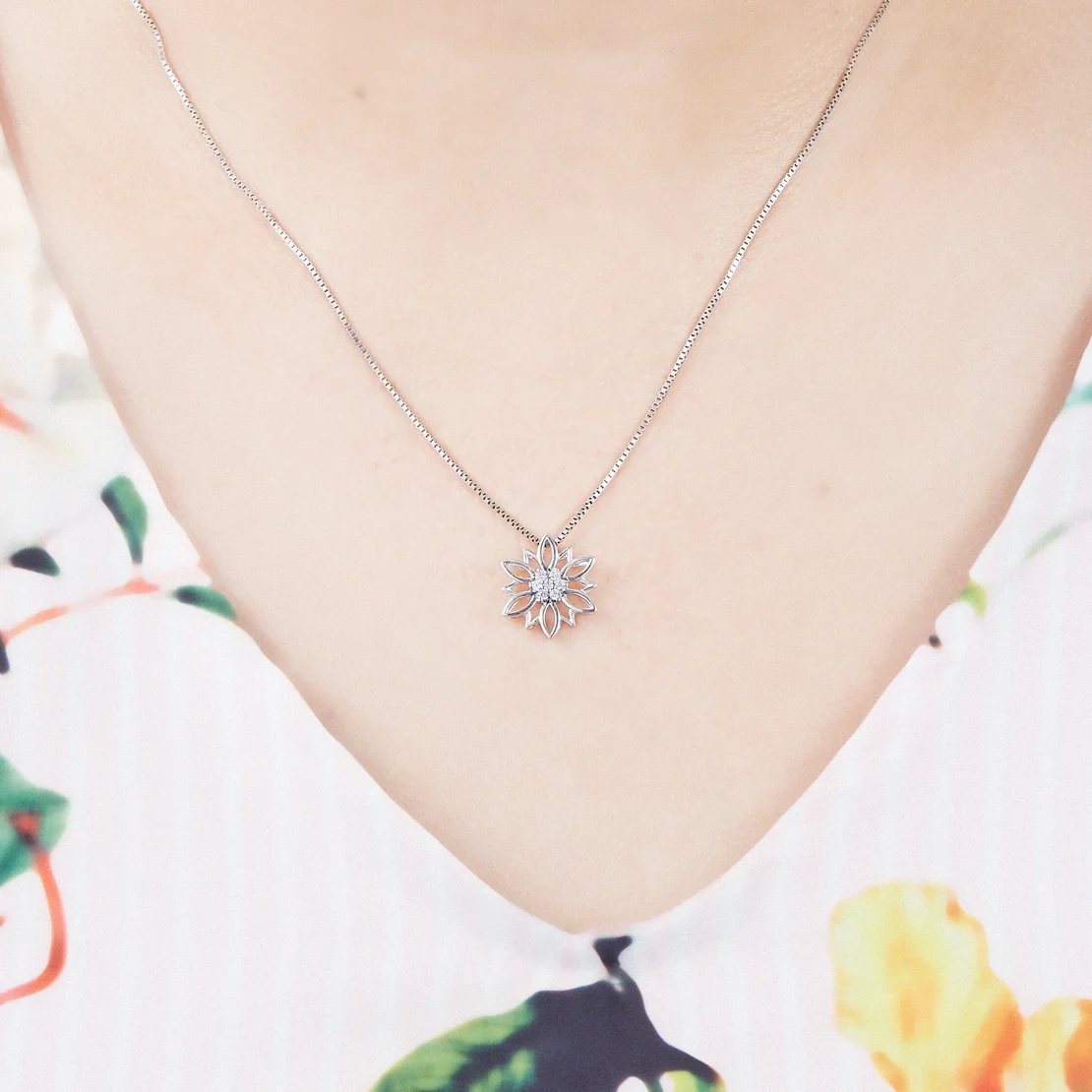 18K GOLD SNOWY FLORA DIAMOND PENDANT