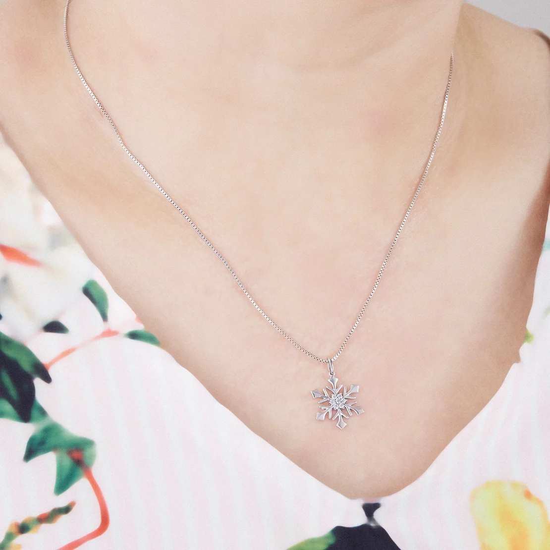 18K GOLD SNOWFLAKE EMBRACE DIAMOND PENDANT