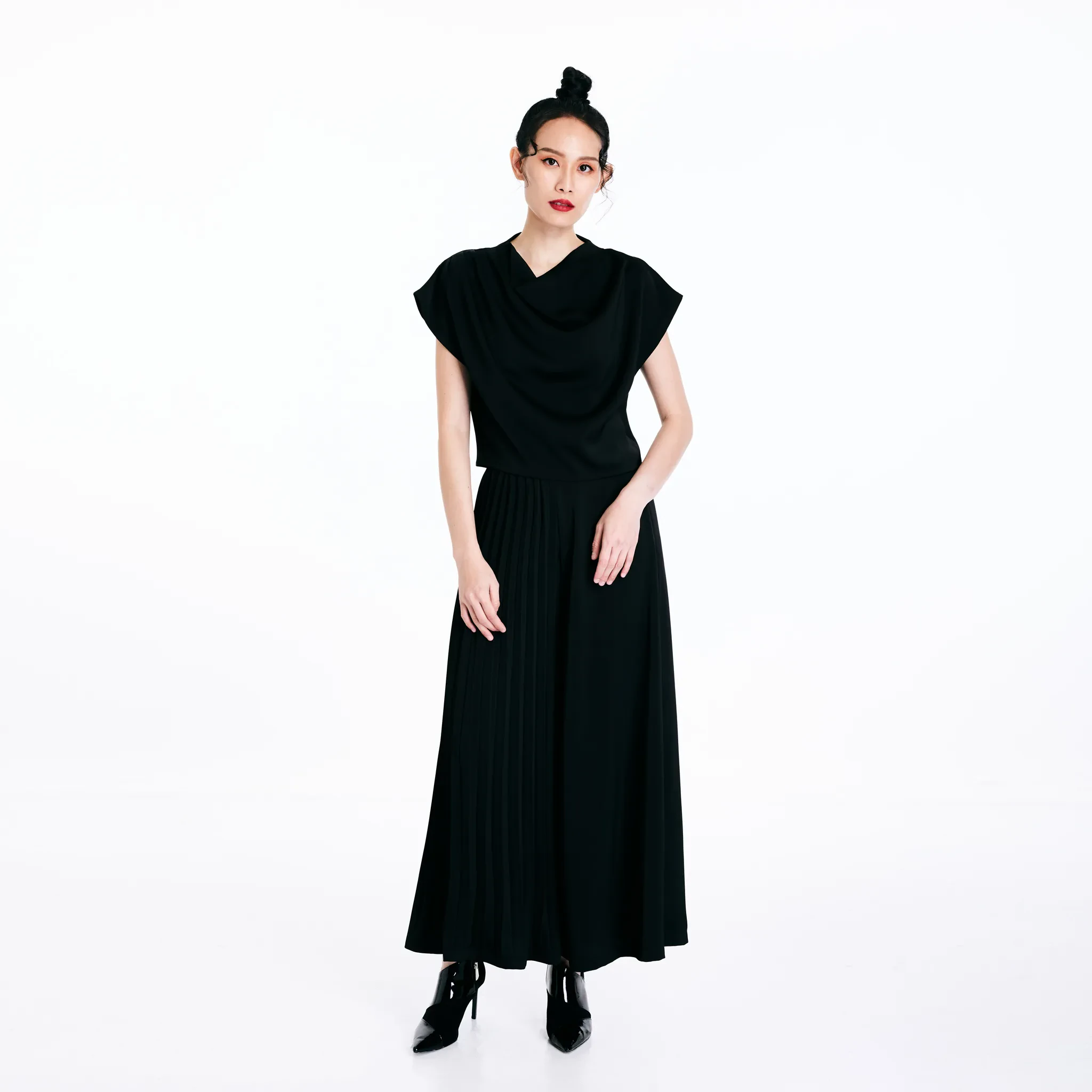 PLEATED PANTS - BLACK