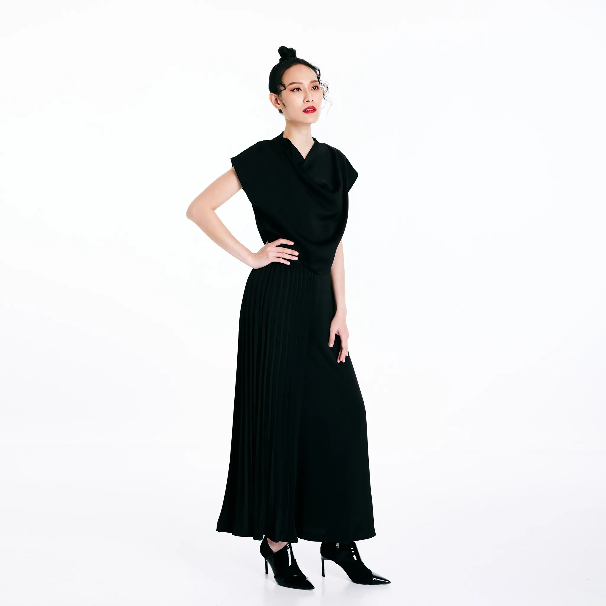PLEATED PANTS - BLACK