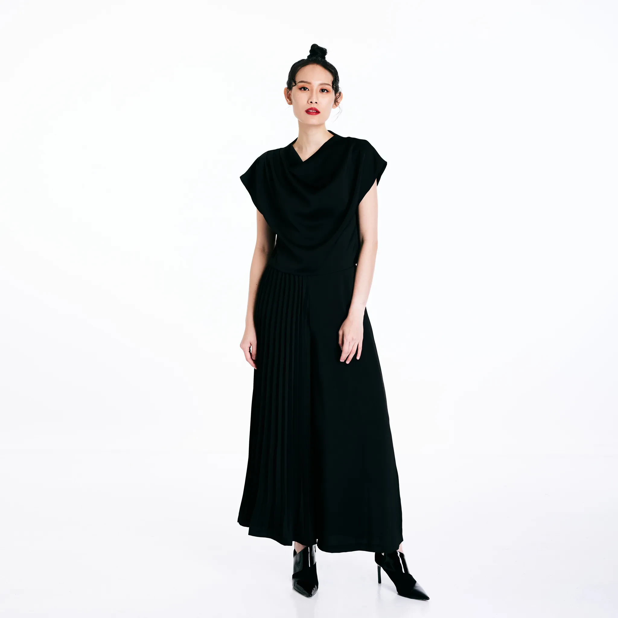 PLEATED PANTS - BLACK