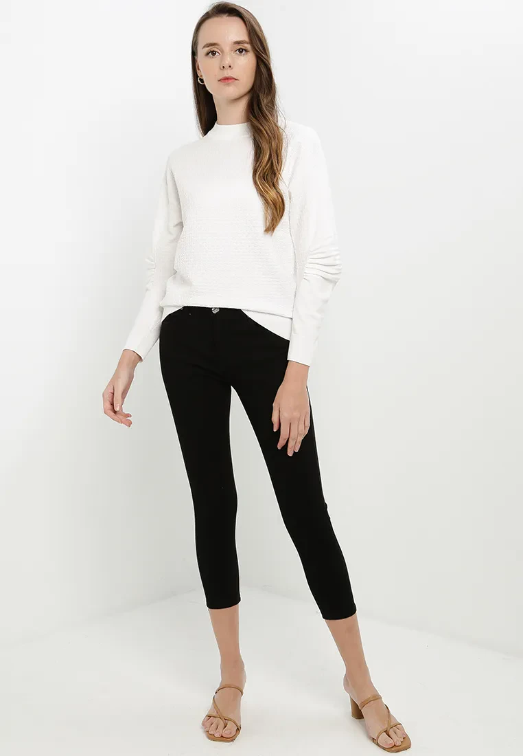SKINNY CUT DENIM PANTS IN BLACK