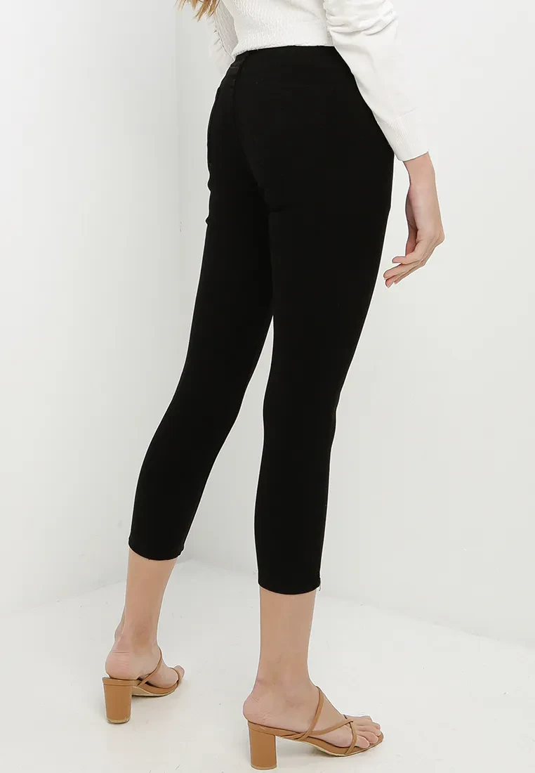 SKINNY CUT DENIM PANTS IN BLACK