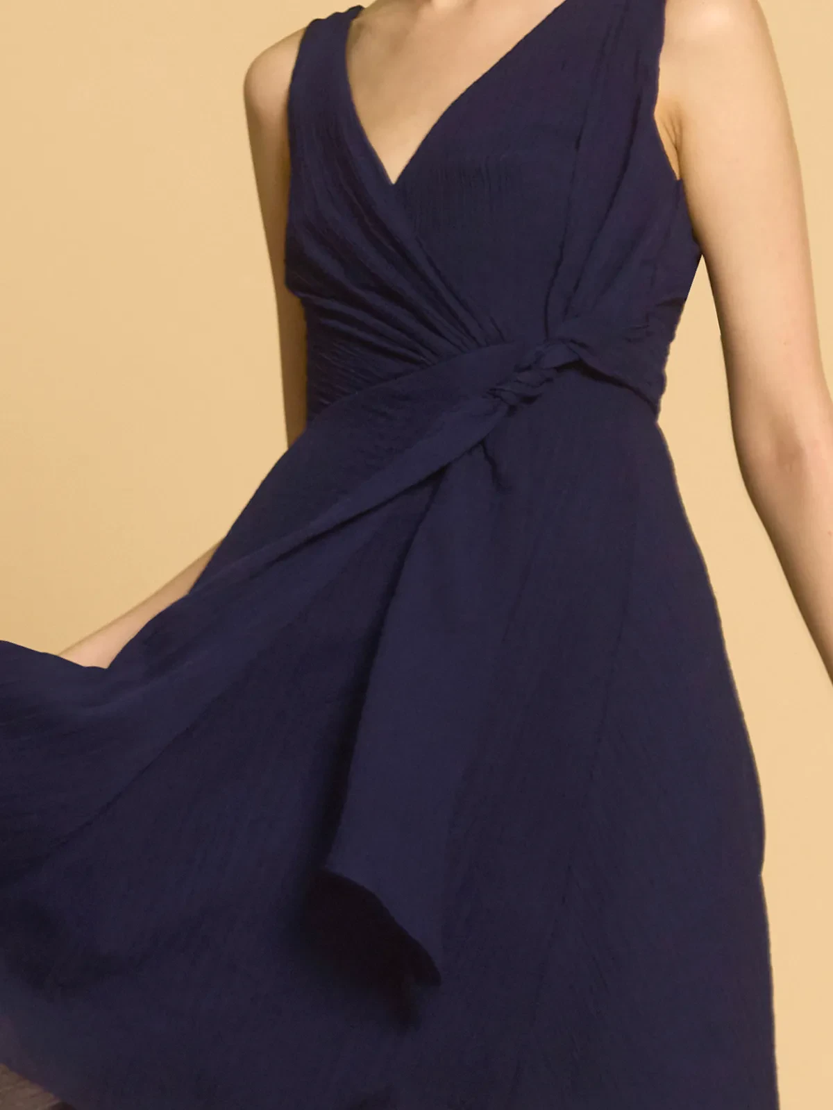 SURPLICE NECKLINE WRAP DRESS IN CRINKLED CHIFFON