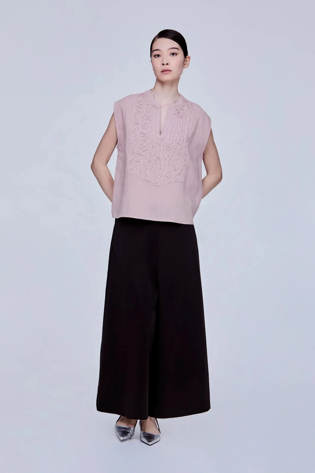 EMBROIDERY PANELED TOP