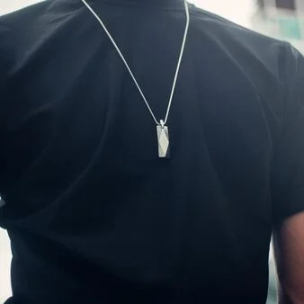 V COLLECTION – V VERTICAL BAR PENDANT (CHECKED)